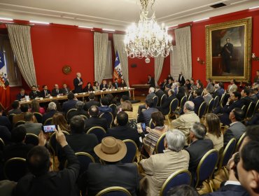 Presidente Kast se reúne con alcaldes de oposición en La Moneda y pide disculpas a quienes no les llegó la invitación