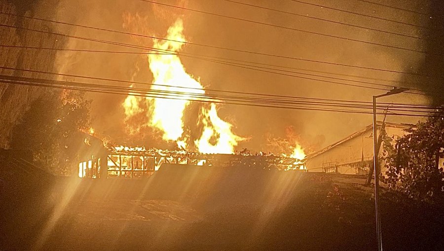 Incendio estructural afecta a casa en La Calera y obliga a desviar tránsito hacia Nogales