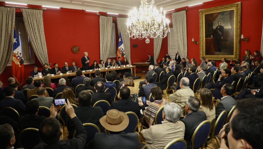 Presidente Kast se reúne con alcaldes de oposición en La Moneda y pide disculpas a quienes no les llegó la invitación
