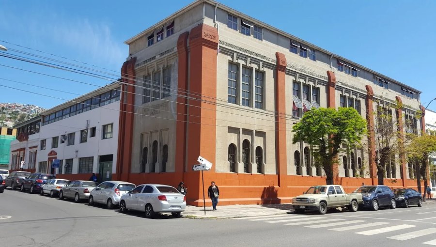 Municipio de Valparaíso evalúa declarar en abandono sitio eriazo tras grave plaga de roedores en colegio Carlos Cousiño