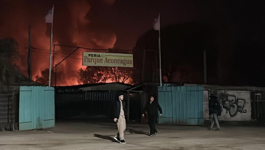 Bomberos combaten incendio que afecta a varios locales en la Feria Parque Aconcagua de Quillota