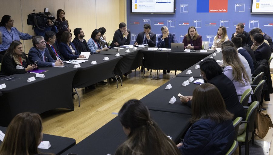 Ministerio de Salud se reúne con asociaciones de alcaldes y vuelve a descartar recortes de programas