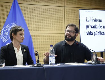 Expresidente Boric reaparece en presentación de libro de Carolina Tohá: también asitieron otros exministros
