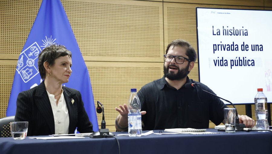 Expresidente Boric reaparece en presentación de libro de Carolina Tohá: también asitieron otros exministros