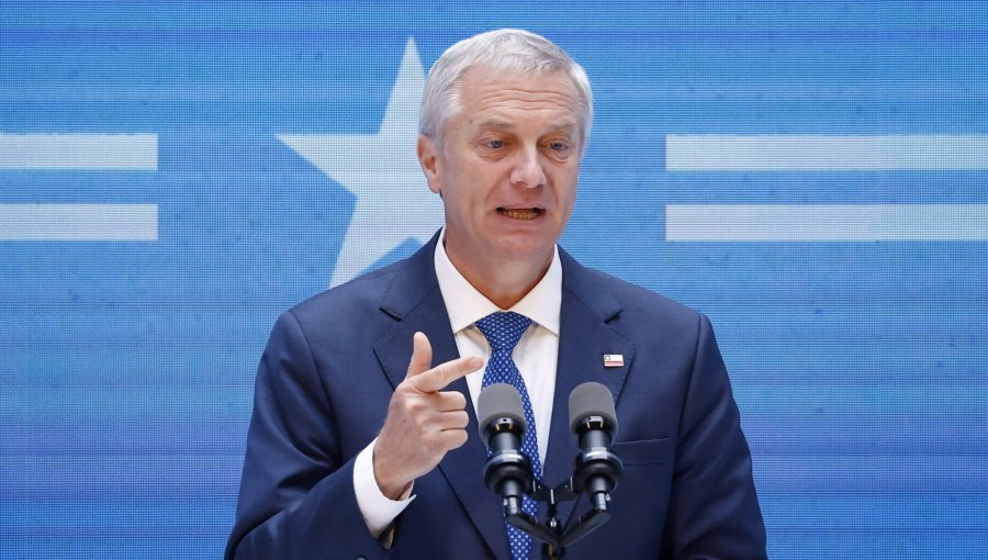 Presidente Kast sale al paso de críticas por "metáfora" sobre migrantes y se corrige: "Quizás la palabra era hipérbole"