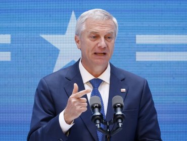 Presidente Kast sale al paso de críticas por "metáfora" sobre migrantes y se corrige: "Quizás la palabra era hipérbole"