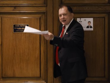 Poduje explota contra diputados de oposición: acusa pérdida de tiempo tras tensa sesión por informe de Contraloría sobre terrenos