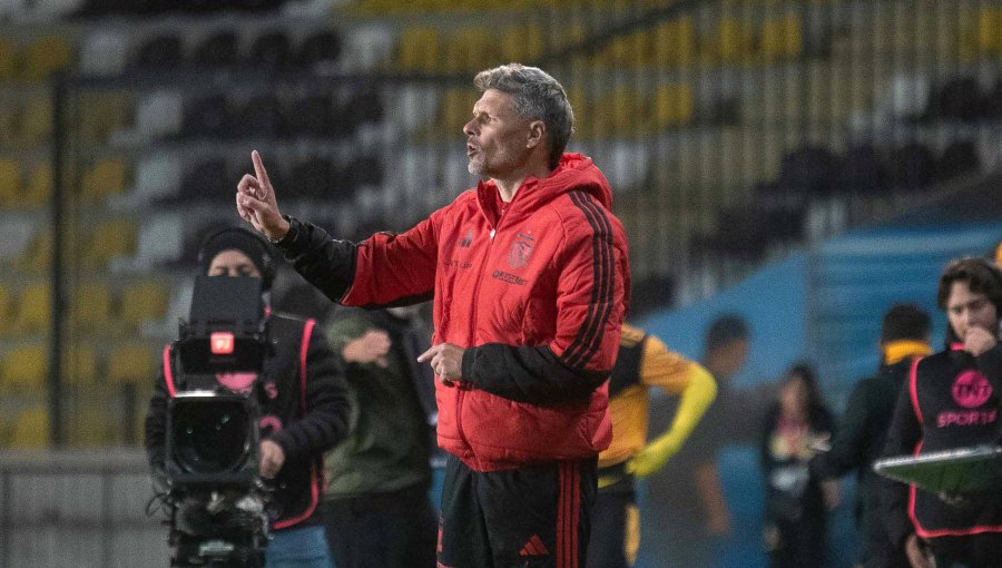 Entrenador de Colo-Colo se defiende tras su expulsión ante Coquimbo y asegura que "jamás insulté al árbitro"