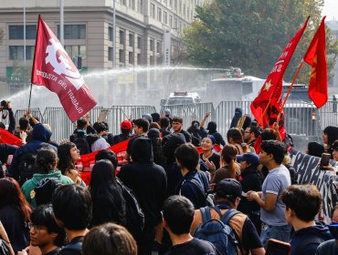Marcha estudiantil terminó con incidentes entre carabineros y manifestantes en el centro de Santiago