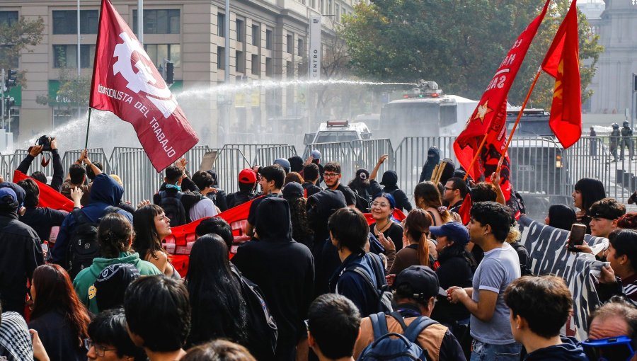Marcha estudiantil terminó con incidentes entre carabineros y manifestantes en el centro de Santiago