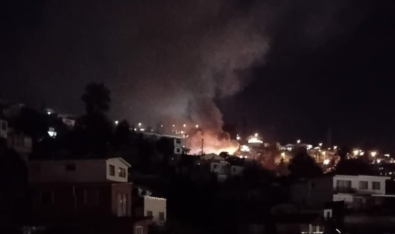 Incendio consume completamente una vivienda en el cerro Florida en Valparaíso