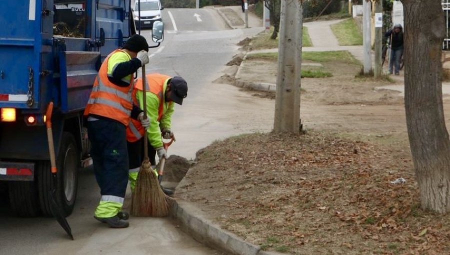 Plan Invierno 2026 avanza en Concón con limpieza de calles y retiro de residuos