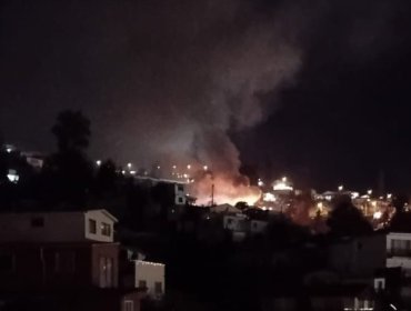 Incendio consume completamente una vivienda en el cerro Florida en Valparaíso