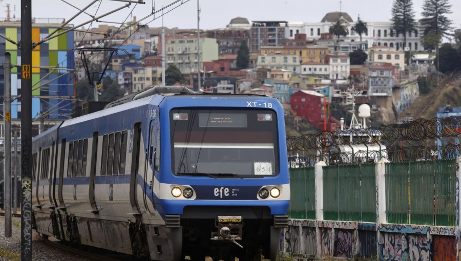 Ministro de Transportes acusó que el Gobierno de Boric anunció el proyecto de tren Valparaíso-Santiago "sin ningún estudio"