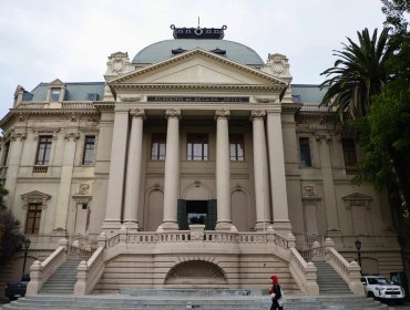 Investigan robo en el Museo de Arte Contemporáneo en Santiago: sujeto ingresó con mochila y se llevó parte de una escultura