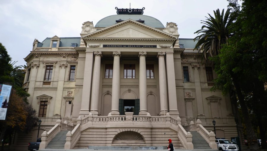 Investigan robo en el Museo de Arte Contemporáneo en Santiago: sujeto ingresó con mochila y se llevó parte de una escultura