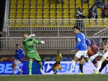 Universidad Católica venció a Deportes Limache y se mete en la pelea por el liderato