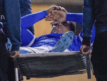 Universidad Católica actualizó el parte médico de Zampedri tras fuerte golpe en su rostro