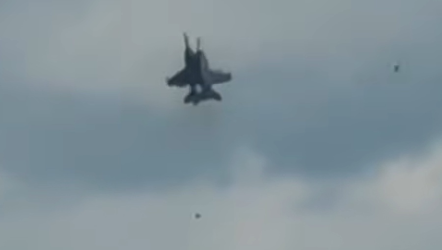 Dos aviones F-18 se destruyen tras colisión aérea en exhibición militar en Estados Unidos