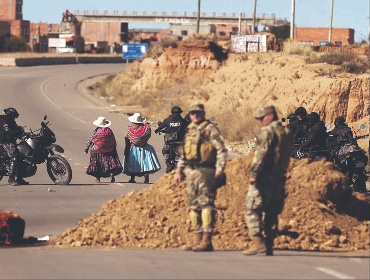 Policía de Bolivia denuncia uso de explosivos en protestas contra el presidente Rodrigo Paz