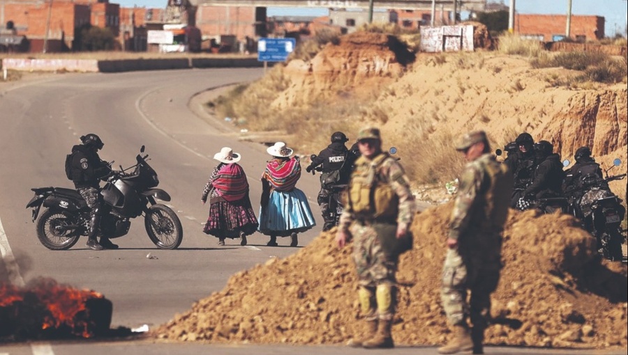 Policía de Bolivia denuncia uso de explosivos en protestas contra el presidente Rodrigo Paz