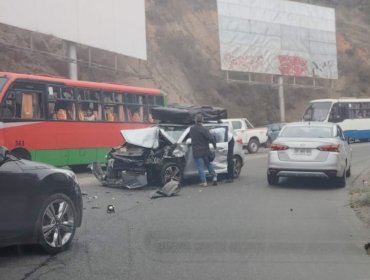 Colisión entre microbús y vehículo particular deja a cinco adultos y un menor lesionados en el sector Agua Santa de Viña del Mar