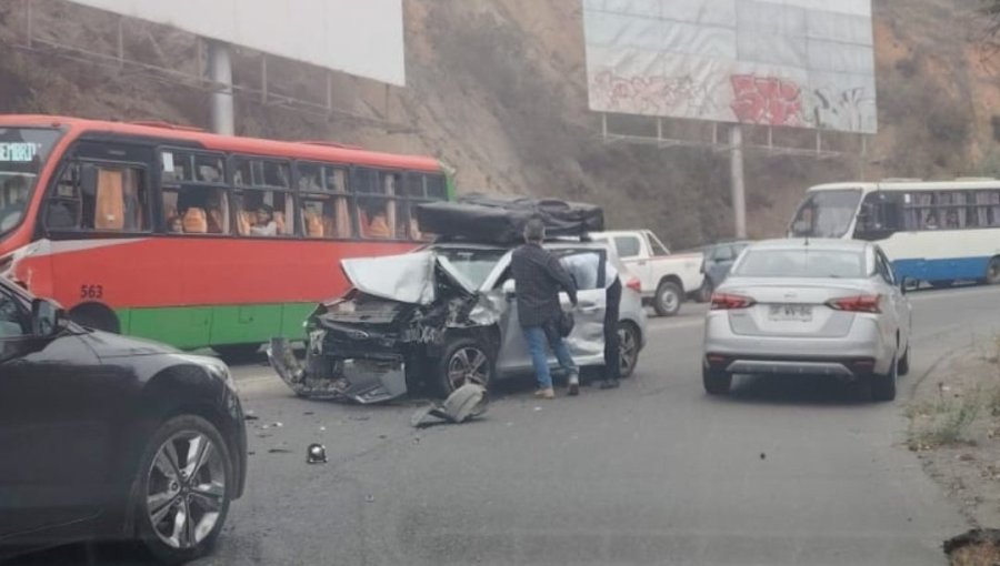Colisión entre microbús y vehículo particular deja a cinco adultos y un menor lesionados en el sector Agua Santa de Viña del Mar