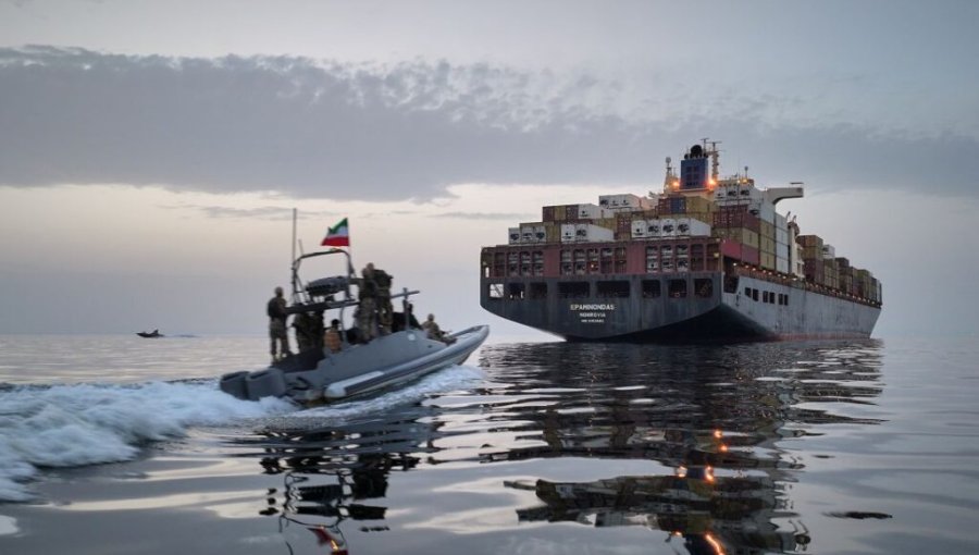 Irán anuncia cobro de peajes a barcos que crucen el estrecho de Ormuz y desafía a EE.UU.