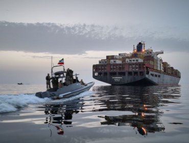 Irán anuncia cobro de peajes a barcos que crucen el estrecho de Ormuz y desafía a EE.UU.
