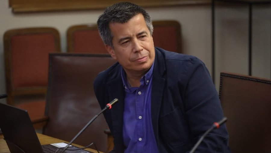 Diputado Celis confiesa que trabaja para que a operadores políticos "se les solicite que den un paso al costado" en Servicios de Salud