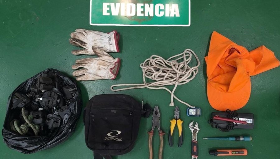 Detienen a dos sujetos por manipular ilegalmente tendido eléctrico en Concón