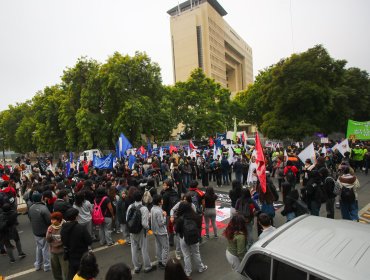 Organizaciones sociales cercaron el Congreso de Valparaíso en rechazo a la "megarreforma"