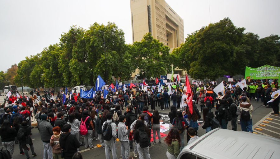 Organizaciones sociales cercaron el Congreso de Valparaíso en rechazo a la "megarreforma"