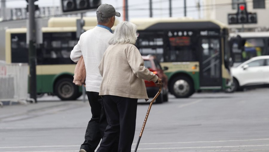 Editorial: La discusión por las contribuciones para adultos mayores: Las dos caras de un discurso