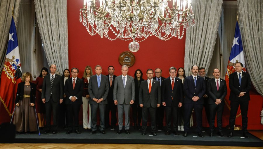 Cadem revela que 87% está de acuerdo con el cambio de gabinete y aprobación del Presidente Kast sube a 40%