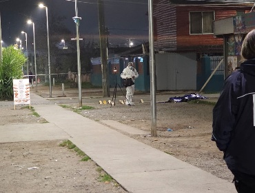 Acribillan a un hombre con al menos 15 disparos en Pedro Aguirre Cerda: una trabajadora de local de sushi resultó herida