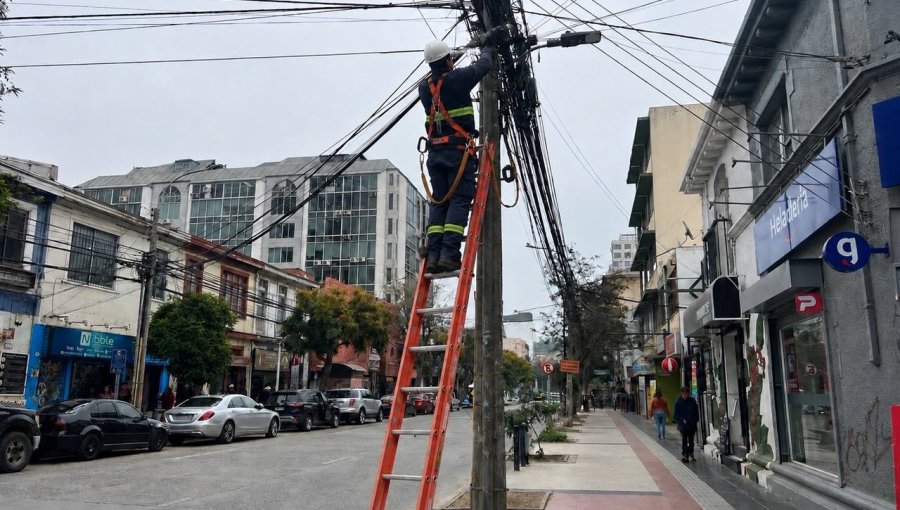 Viña del Mar aprueba ordenanza para retirar cables en desuso y ordenar el espacio aéreo