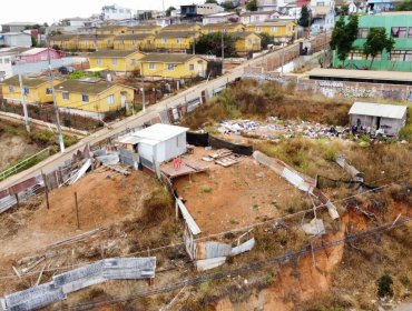 Afinan detalles para desalojar toma instalada en terrenos de escuela de Valparaíso