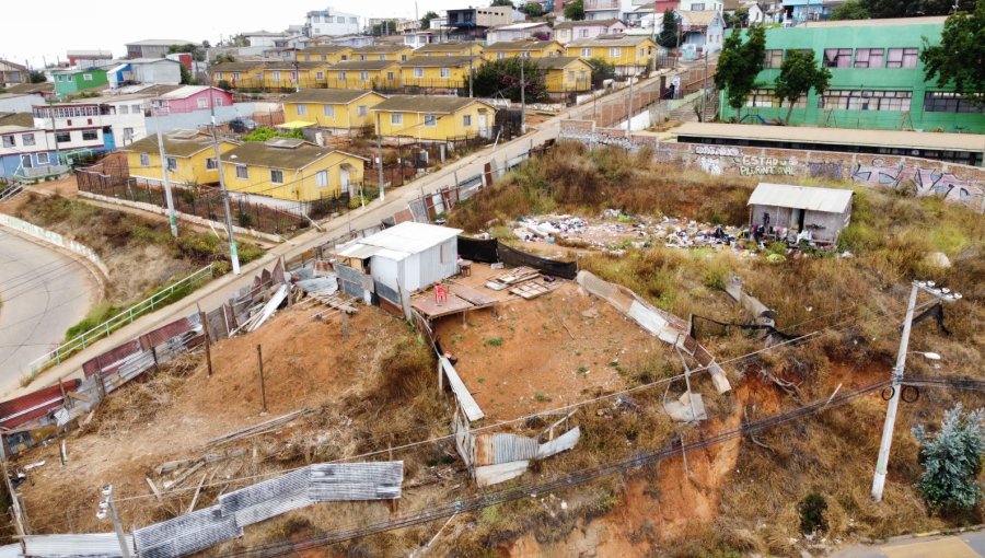 Afinan detalles para desalojar toma instalada en terrenos de escuela de Valparaíso