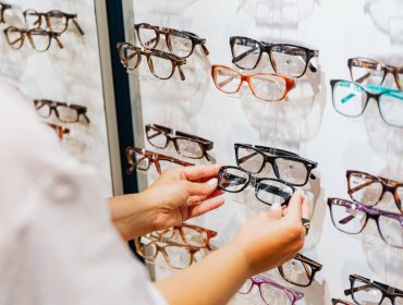 Sernac inicia fiscalización a ópticas: exigirá RUT y títulos de quienes realizan exámenes visuales