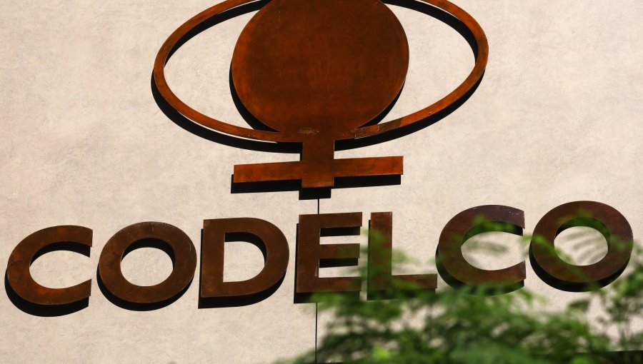 "Codelco está fuera de control": Ministro de Minería dice que se "sobreestimó producción"