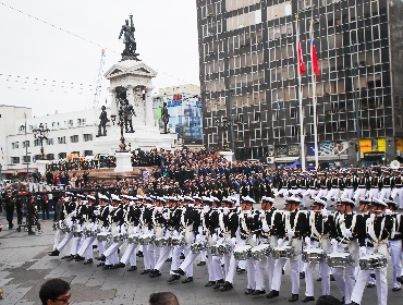Embajador de Estados Unidos destaca “fuertes vínculos” con Chile tras conmemoración de las Glorias Navales en Valparaíso