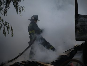 Incendio destruye una vivienda y deja a una persona con serias quemaduras en Concón