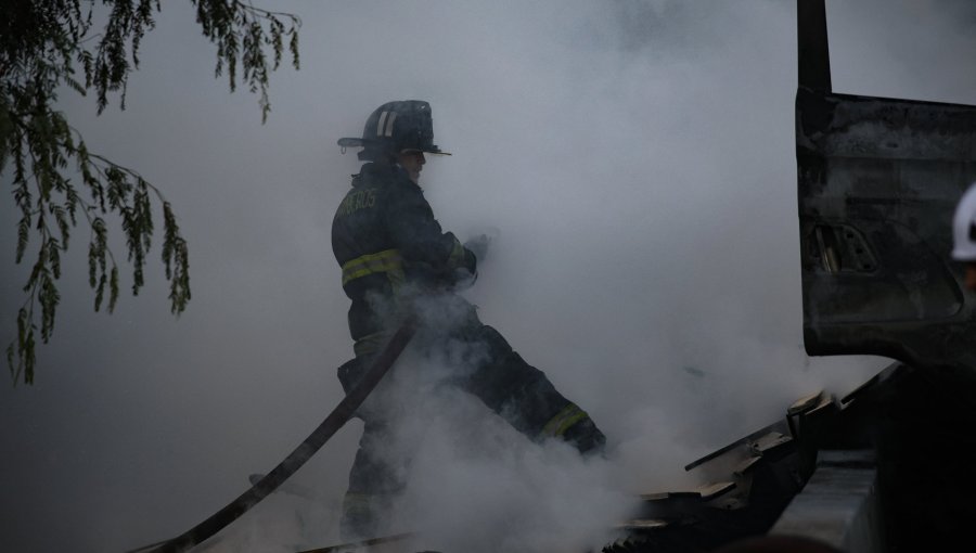 Incendio destruye una vivienda y deja a una persona con serias quemaduras en Concón