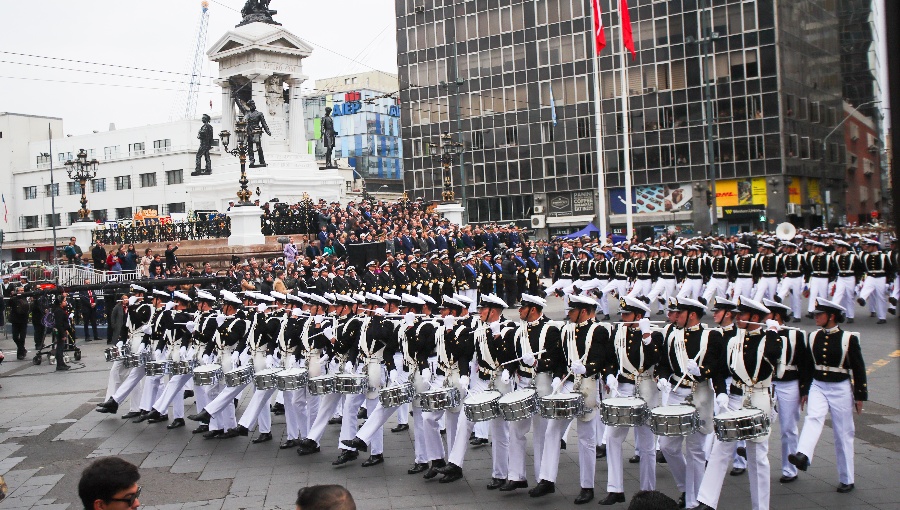 Embajador de Estados Unidos destaca “fuertes vínculos” con Chile tras conmemoración de las Glorias Navales en Valparaíso