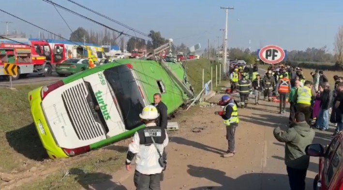Dos fallecidos y al menos 15 heridos deja volcamiento de un bus de dos pisos en Teno