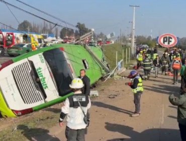 Dos fallecidos y al menos 15 heridos deja volcamiento de un bus de dos pisos en Teno