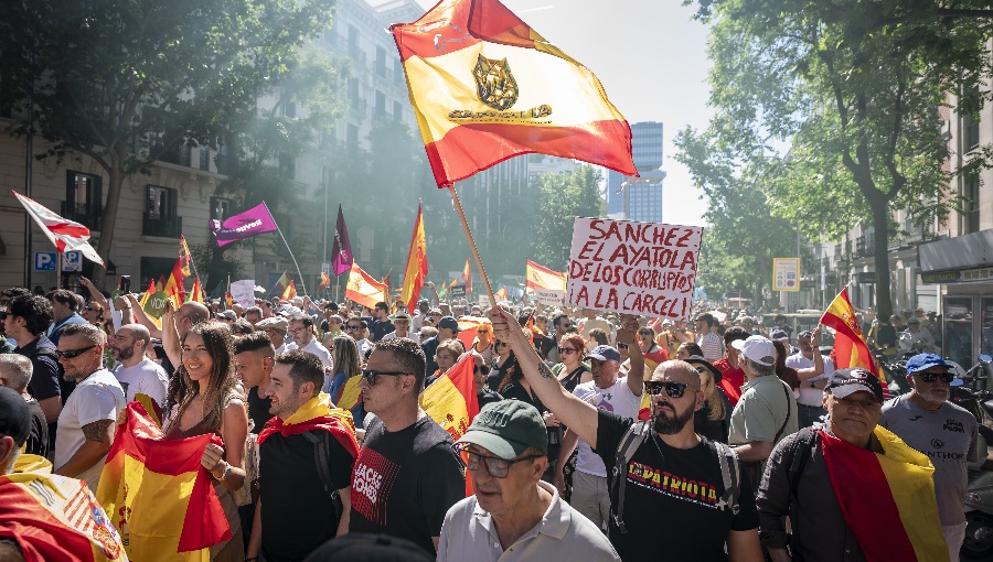 Miles de personas marchan en Madrid pidiendo dimisión del Presidente Sánchez