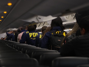 Gobierno concreta nuevo vuelo de expulsión con 80 migrantes hacia Bolivia y Colombia