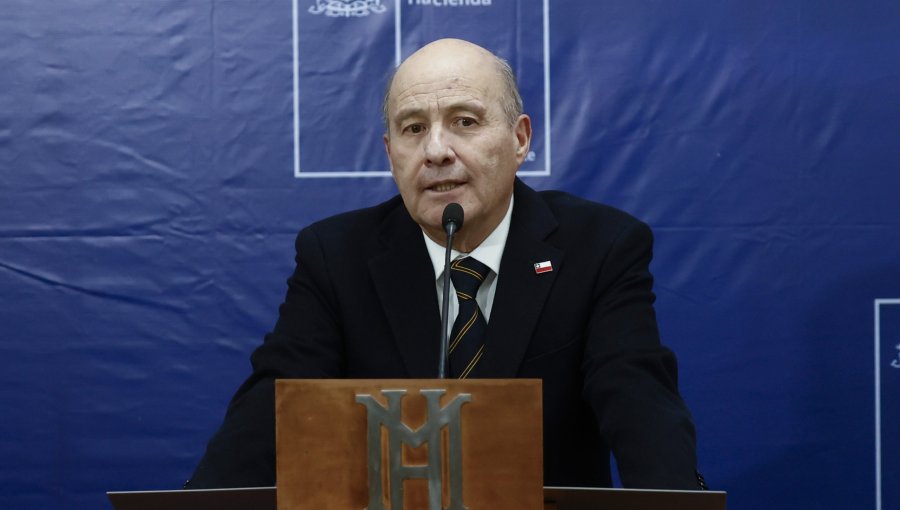 Ministro Quiroz denuncia "inconsistencias" en proyección de deuda del Gobierno de Boric y anuncia investigación administrativa